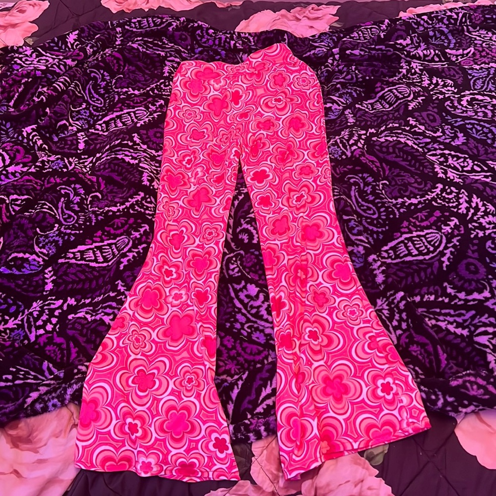 Hemmed shien flair seventy’s pant.